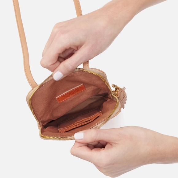 Hobo Nila Pebbled Leather Phone Crossbody in Sandstorm NEW - Picture 3 of 4